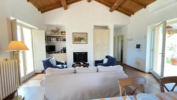 Villa, 2 Bedrooms, Beachfront | Living area