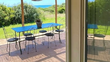Villa, 2 Bedrooms, Beachfront | Outdoor dining
