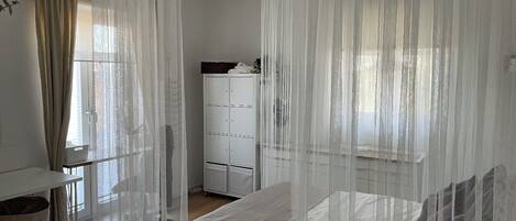 Iron/ironing board, WiFi, bed sheets
