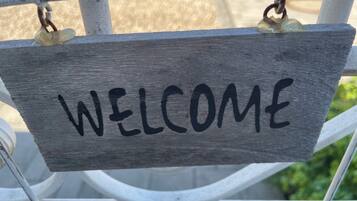 Uma placa de madeira com a palavra 'WELCOME'.