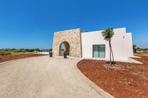 Edifici modern amb façana de pedra i entrada apuntada.