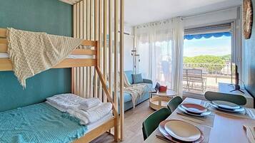 Iron/ironing board, WiFi, bed sheets