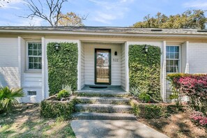 A single-story house with a front door, number 522, and a small front yard with steps leading to the door. - Pool Oasis Near SI Beach | Walk to Parks + Dining (Mount Pleasant)