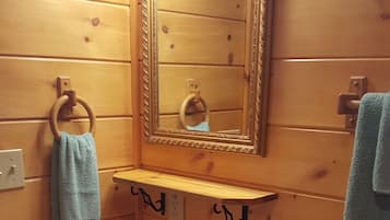 Sèche-cheveux, serviettes fournies, savon, papier toilette