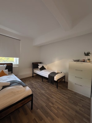 Chambre Standard avec lits jumeaux, salle de bains commune | Accès au Wi-Fi (inclus)