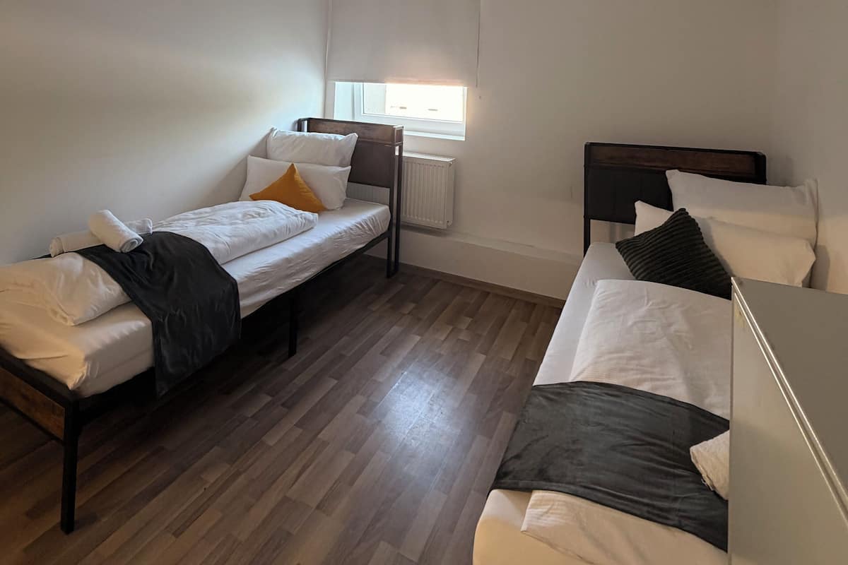 Chambre Standard avec lits jumeaux, salle de bains commune | Accès au Wi-Fi (inclus)