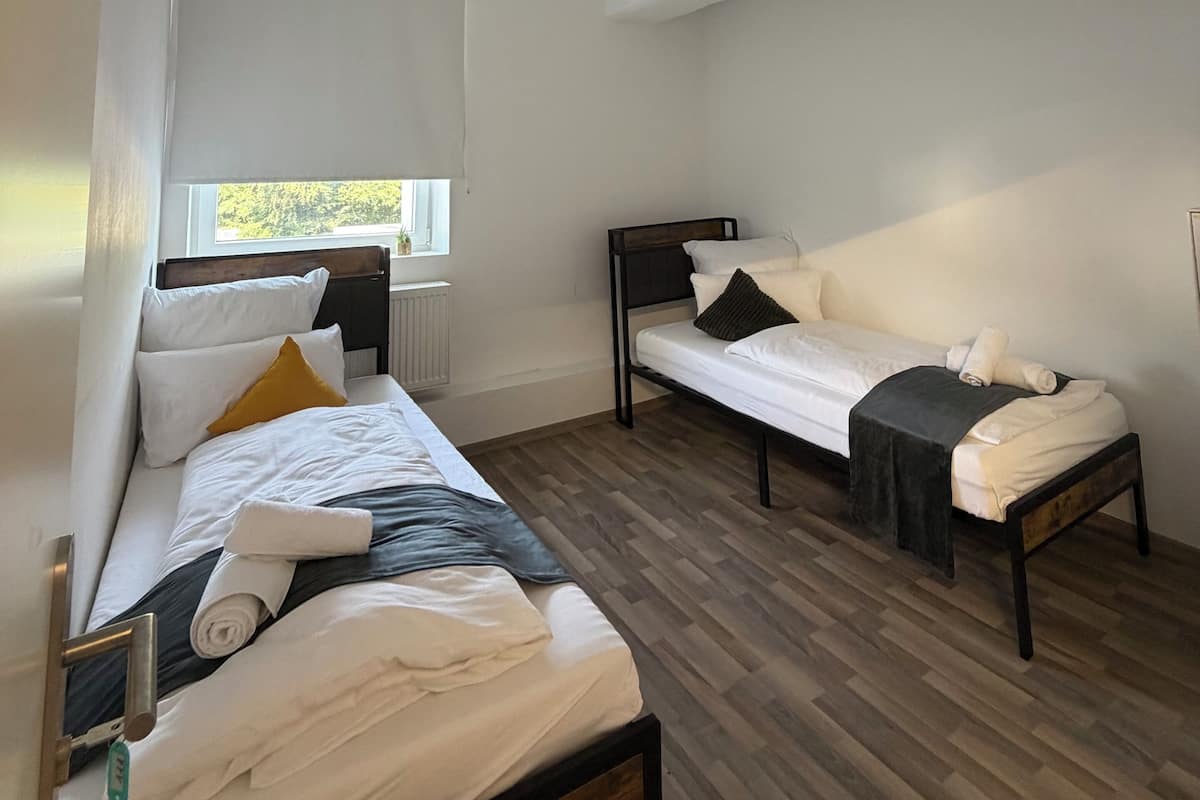 Chambre Standard avec lits jumeaux, salle de bain privée | Accès au Wi-Fi (inclus)