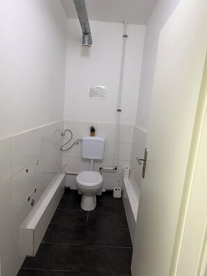 Jabón, shampoo, papel de baño 