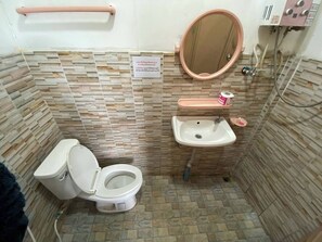 Un baño con inodoro, lavabo y espejo.