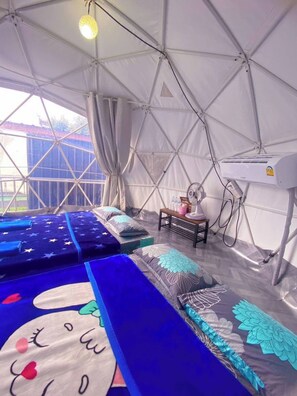 Quarto casal família, sacada, vista para a montanha | Escrivaninha, Wi-Fi de cortesia