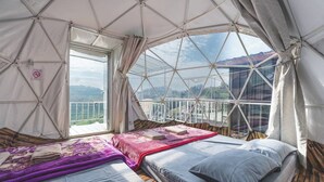 Chambre familiale double, balcon, vue sur la montagne | Bureau, accès au Wi-Fi (inclus)