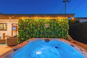 A hot tub with a wall of greenery behind it. - Spacious 5-bedroom house in lovely Scottsdale with AC (Scottsdale)