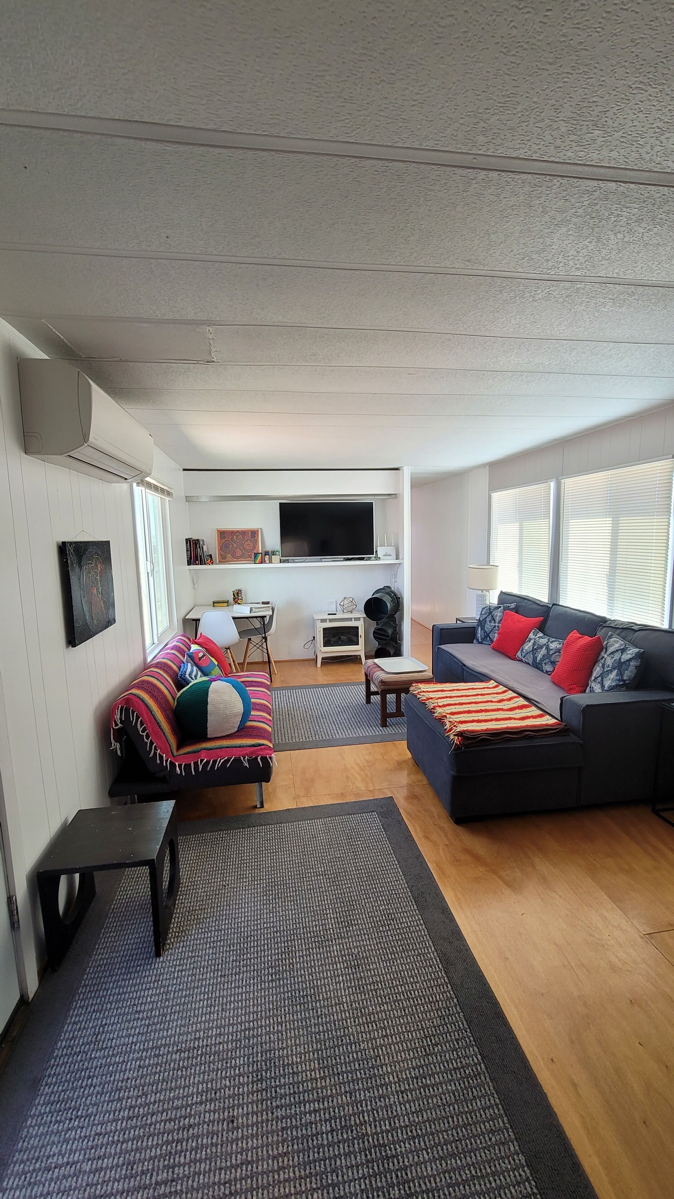 Smart TV, fireplace