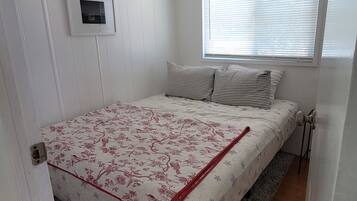 2 bedrooms, WiFi (free), bed sheets