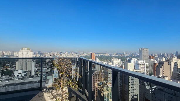 Ein Hochhaus mit freiem Blick auf die Skyline der Stadt.