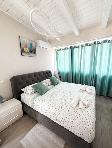 Cozy accommodations right in the heart of the city and just a stone's throw from the sea.