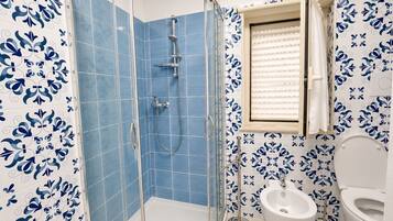 Douche, sèche-cheveux, bidet, serviettes fournies