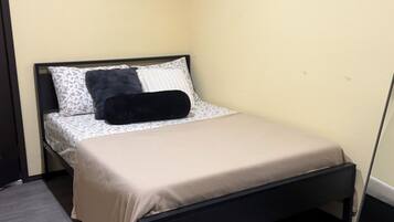 1 bedroom, desk, iron/ironing board, WiFi (free)