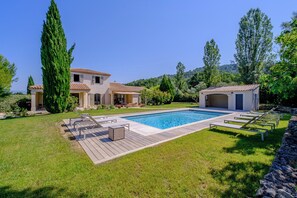 A two-story house with a swimming pool, outdoor seating, and a garden. - Villa Eméa |Pool, gym & pétanque court (Le Puy-Sainte-Réparade)