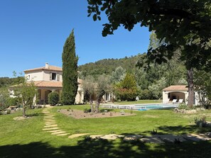 A villa with a swimming pool, surrounded by a well-maintained garden and a clear view of the hills. - Villa Eméa |Pool, gym & pétanque court (Le Puy-Sainte-Réparade)