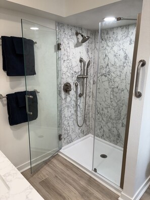 Ducha, secador de pelo, toallas, jabón