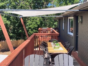 Outdoor dining - Fabulous 3 Bedroom Private Entry Walkout w Mountain Views (Longmont)