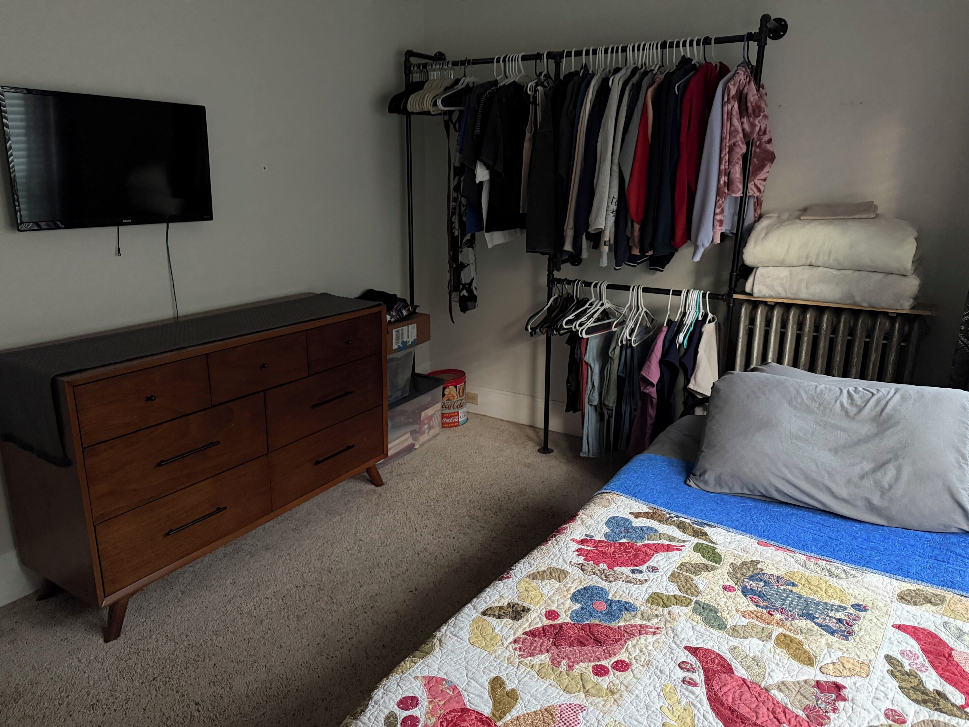 4 habitaciones, escritorio, tabla de planchar con plancha y wifi gratis 