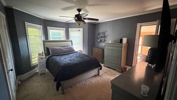 4 slaapkamers, een bureau, een strijkplank/strijkijzer, gratis wifi