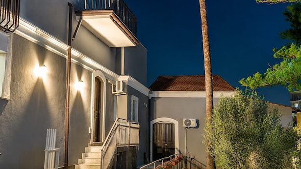 Ein Gebäude mit Balkon, Treppe und Klimaanlage.