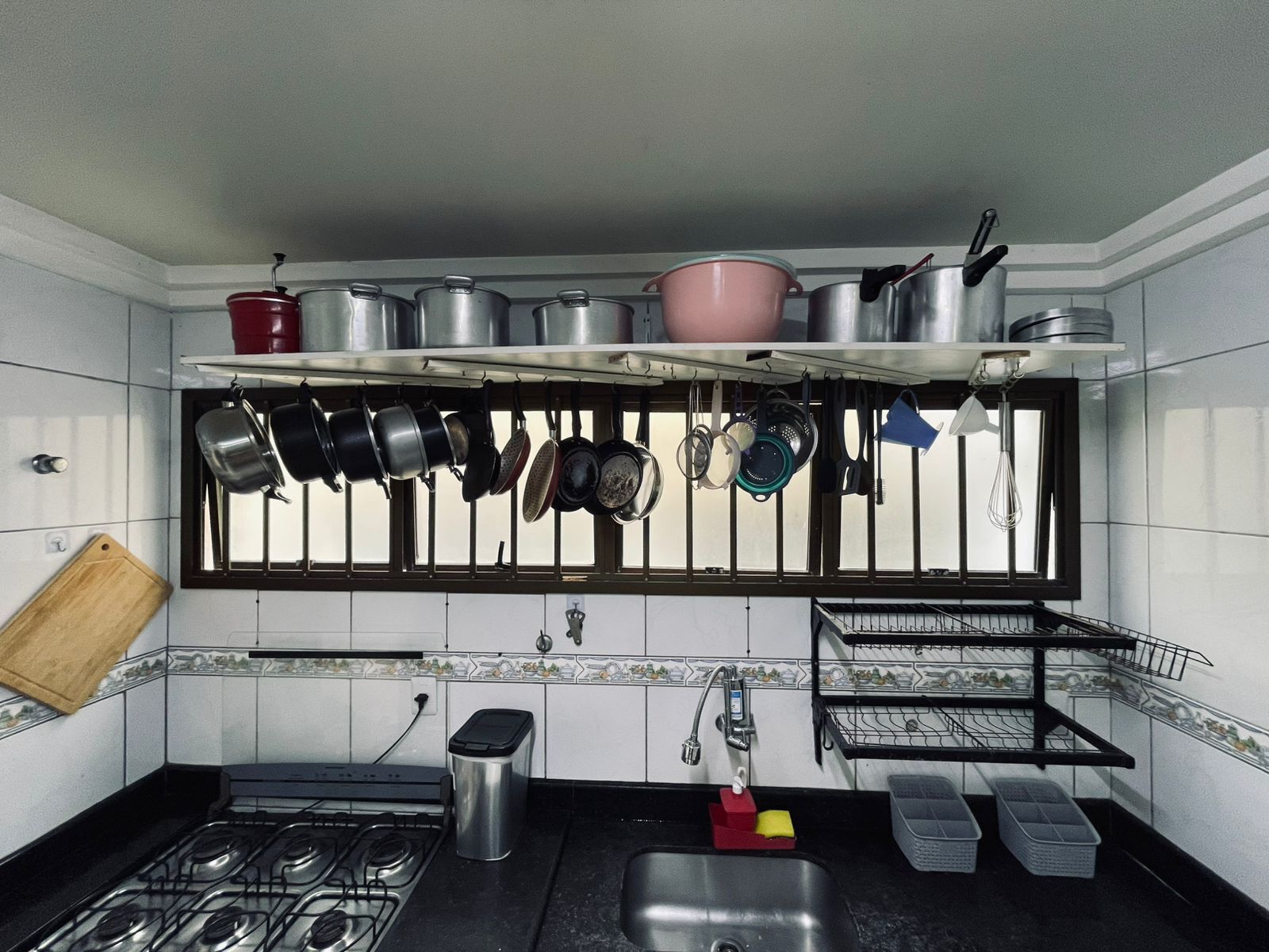 Full-size fridge, microwave, oven, stovetop