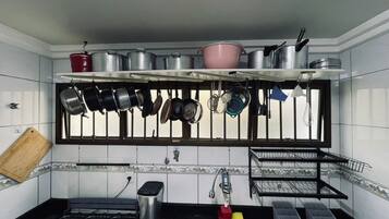 Full-size fridge, microwave, oven, stovetop