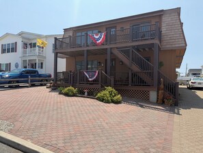 A two-story building with a balcony and a flag. - 2 houses away from beach/walking distance-Cute first floor beach house renovated (Lavallette)
