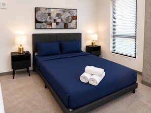 2 bedrooms, desk, iron/ironing board, travel cot - Chic 2BR Near UAB & Dining (Birmingham)