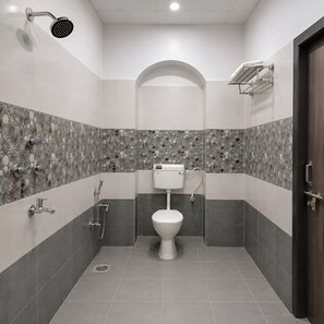 Regadera, bidet, toallas, jabón 
