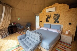 Une chambre à coucher avec un lit, une chaise, un bureau et une armoire.