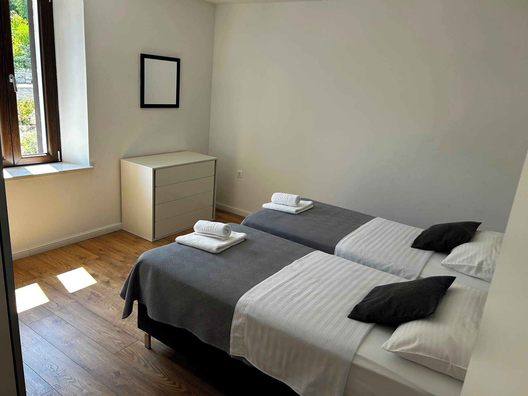 2 habitaciones, tabla de planchar con plancha, wifi y ropa de cama 