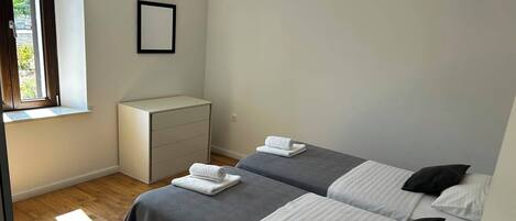 2 habitaciones, tabla de planchar con plancha, wifi y ropa de cama