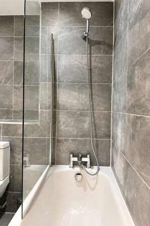 Hair dryer, towels, soap, toilet paper - Hoxton Street, Shoreditch (London)