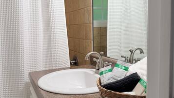 Sèche-cheveux, serviettes fournies, savon, papier toilette