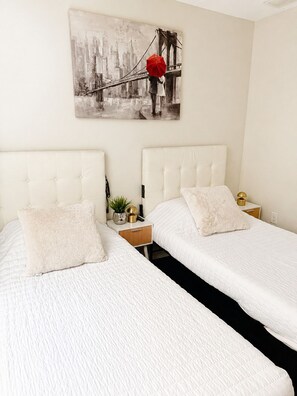 3 habitaciones, tabla de planchar con plancha, internet y ropa de cama 