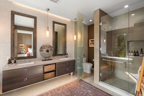 Douche, sèche-cheveux, serviettes fournies, savon