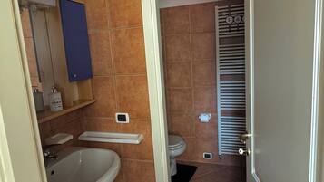 Dusche, Haartrockner, Bidet, Handtücher