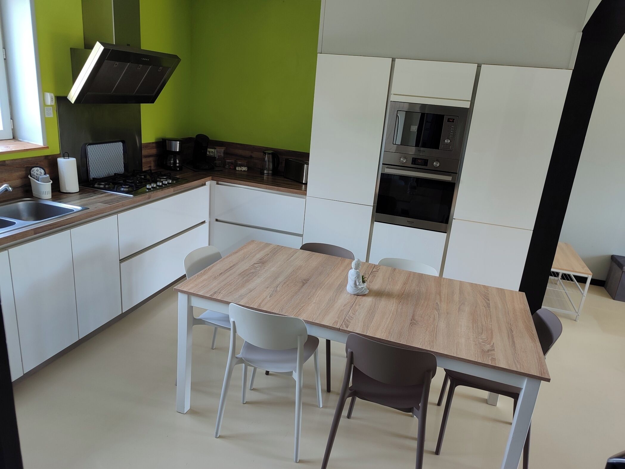 Wasserkocher mit Kaffee-/Teezubehör, Kühlschrank, Mikrowelle, Ofen