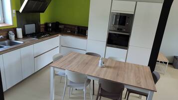 Wasserkocher mit Kaffee-/Teezubehör, Kühlschrank, Mikrowelle, Ofen
