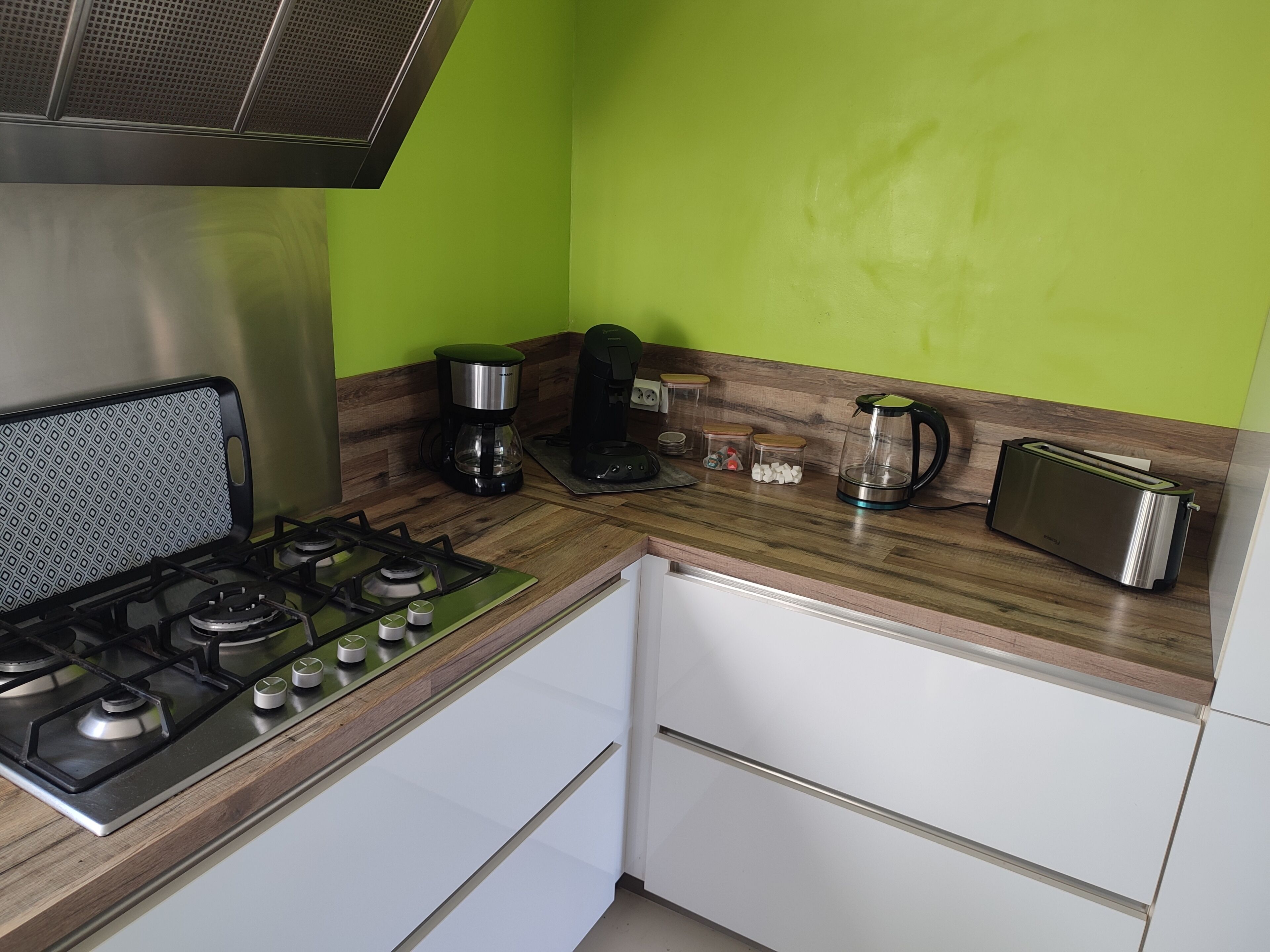 Coffee/tea maker, fridge, microwave, oven