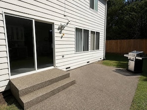 A house with a covered patio, a sliding glass door, and a barbecue grill. - Puyallup Getaway 4BR, Games & Parking for 10 Cars (Puyallup)