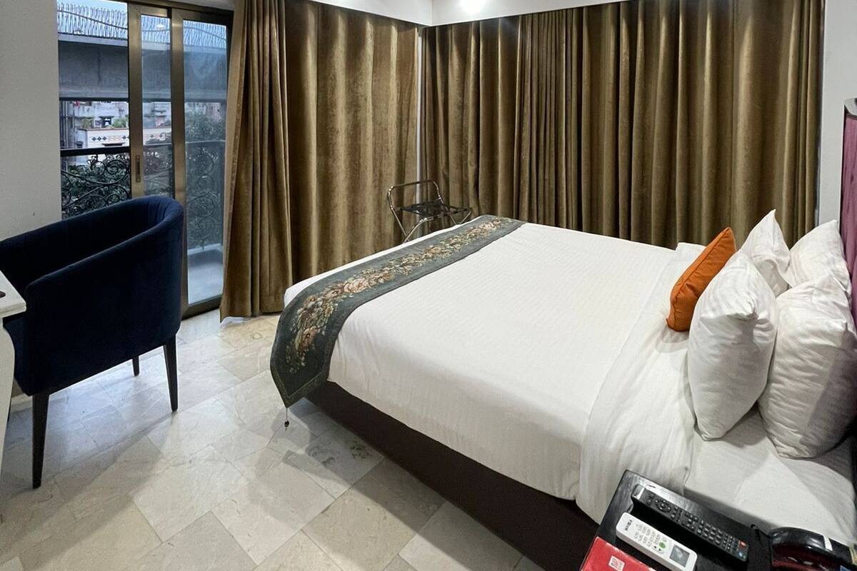 In-room safe, desk, laptop workspace, soundproofing