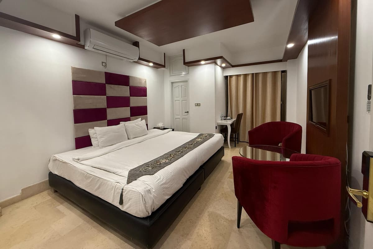 Superior Double or Twin Room, Patio | In-room safe, desk, laptop workspace, soundproofing