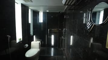 Shower, rainfall showerhead, free toiletries, slippers