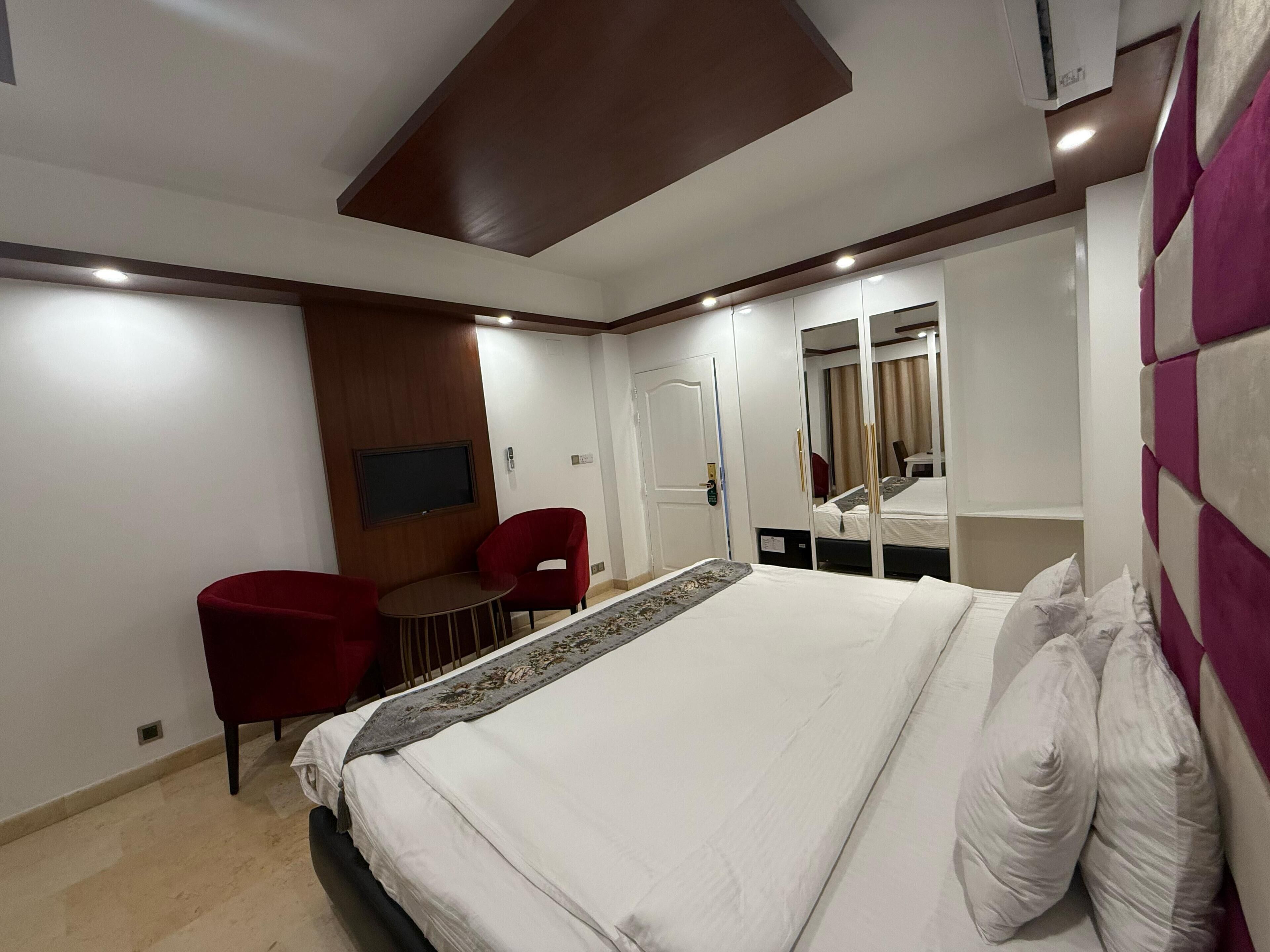 Habitación superior con 1 cama doble o 2 individuales, patio | Caja fuerte, escritorio, espacio para trabajar con un portátil